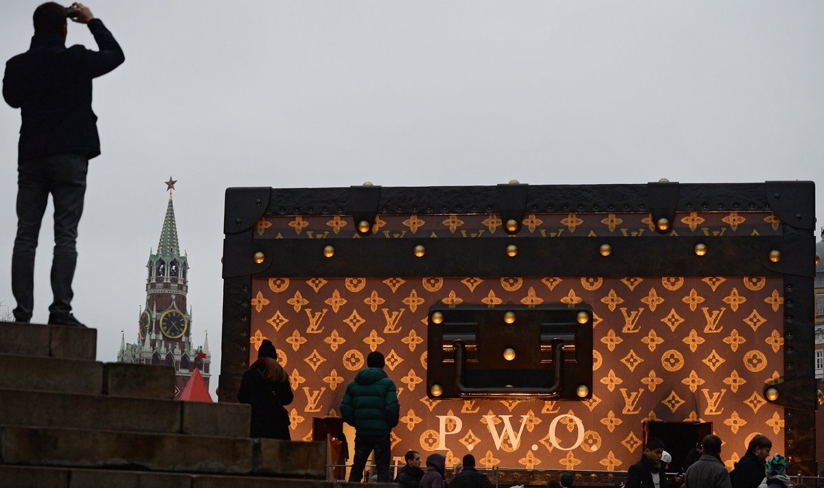 Louis Vuitton krepšį vaizduojantis paviljonas Maskvoje