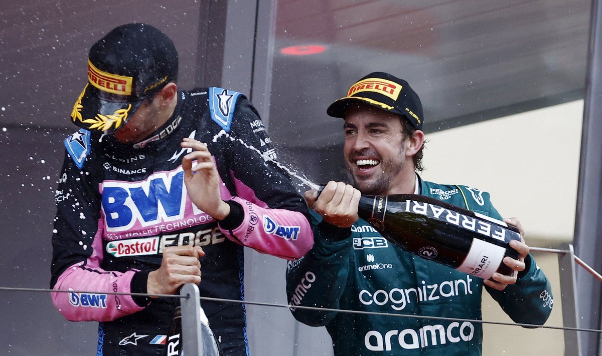 Estebanas Oconas, Fernando Alonso (dešinėje)