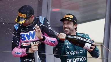 Prapliupęs lietus nesukliudė Verstappenui džiaugtis pergale, ant podiumo – ir Alonso