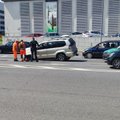 Vilniuje įlūžo asfaltas, duobėje įstrigo automobilis