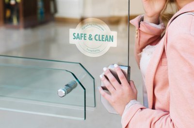 Ženklas ant viešbučių ir restoranų – „Safe and Clean“ („Saugu ir švaru“)