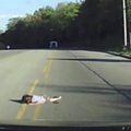 Nufilmuota, kaip maža mergaitė iškrito iš autobuso