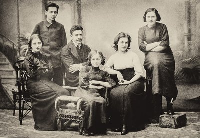 Čiurlionis wfie Sofija and his brother Stasys seated with a group of friends in St Petersburg in 1912 Photo Čiurlionio namai Vilnius