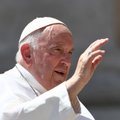 Vatikanas: popiežius ligoninėje grįžo prie darbų