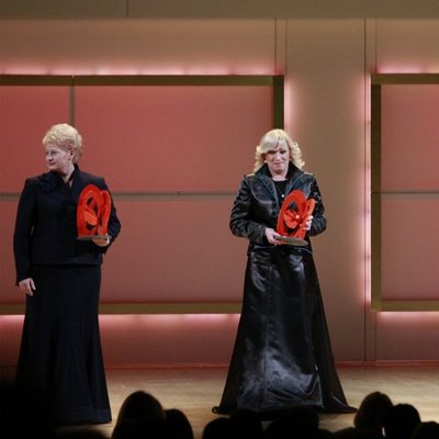 Dalia Grybauskaitė (kairėje) atsiima Metų moters apdovanojimą