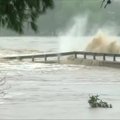 Nufilmuota, kaip Teksase potvynis sugriovė tiltą