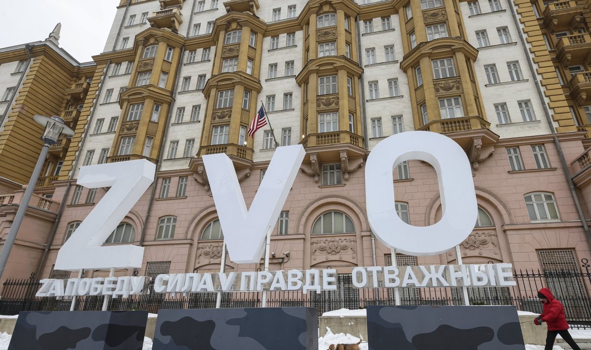 Prie JAV ambasados Maskvoje pastatyti Rusijos kariuomenę remiantys simboliai