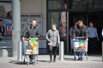 Lietuviai šluoja Suvalkų parduotuves