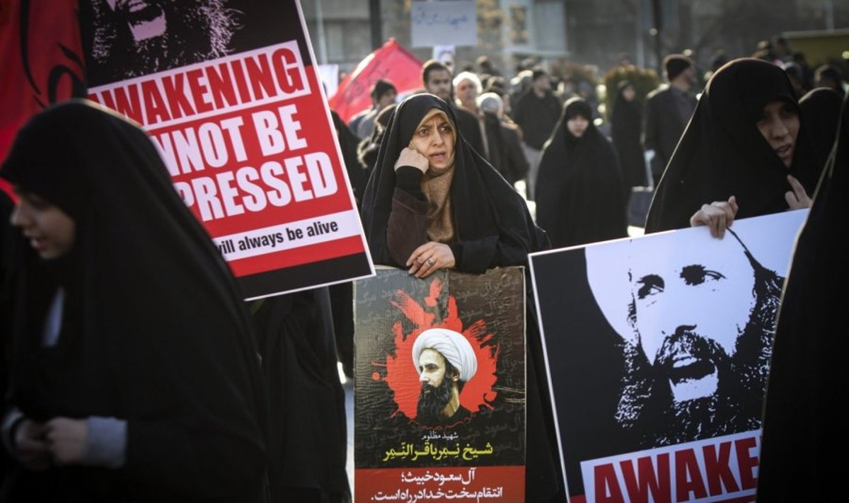 Sunitai Teherane (Iranas) demonstracijoje prieš Saudo Arabiją ir šiitų dvasininkui Nimra al Nimrui įvykdytą egzekuciją
