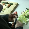 Menininkas kuria paveikslus iš daržovių ir juos fotografuoja