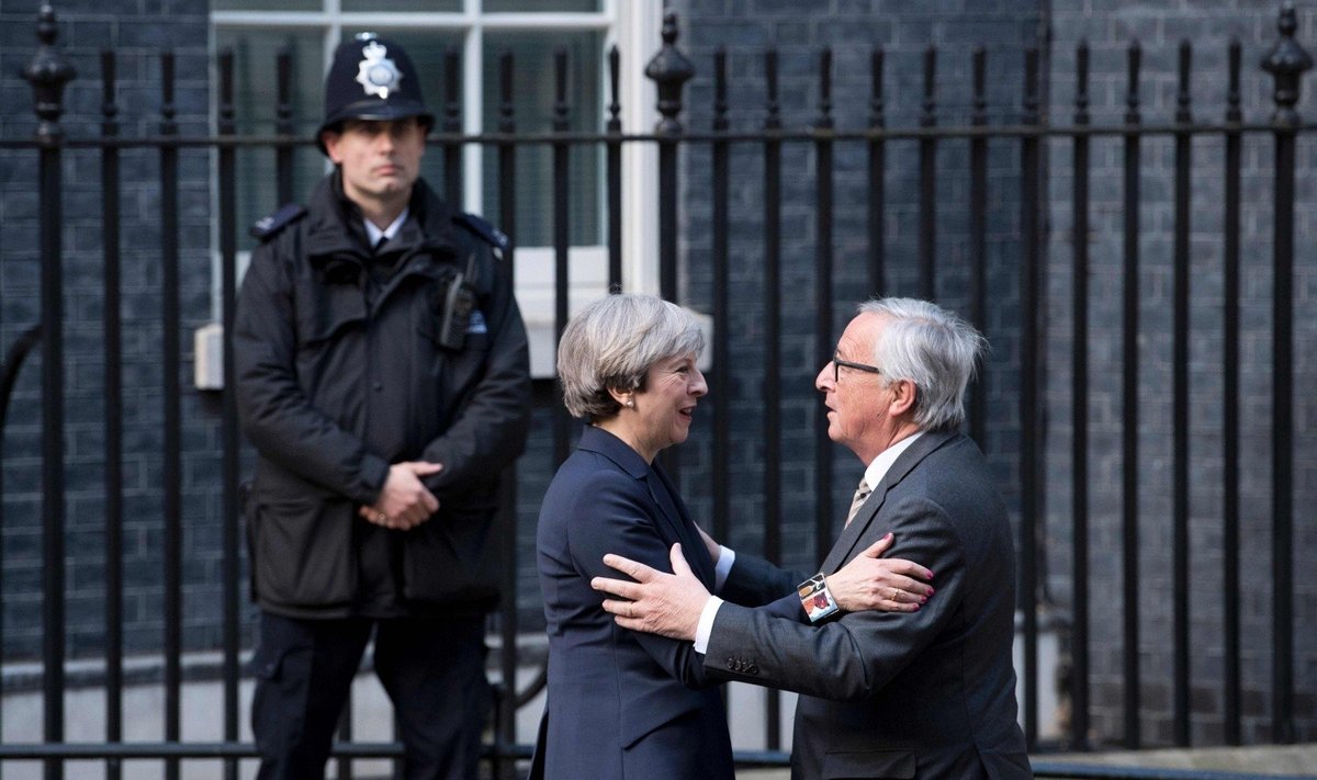Theresa May ir Jeanas-Claude'as Junckeris