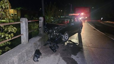 Naktinė BMW avarija Naujojoje Vilnioje – 18-mečio vairuojamas automobilis rėžėsi į tilto atitvarus