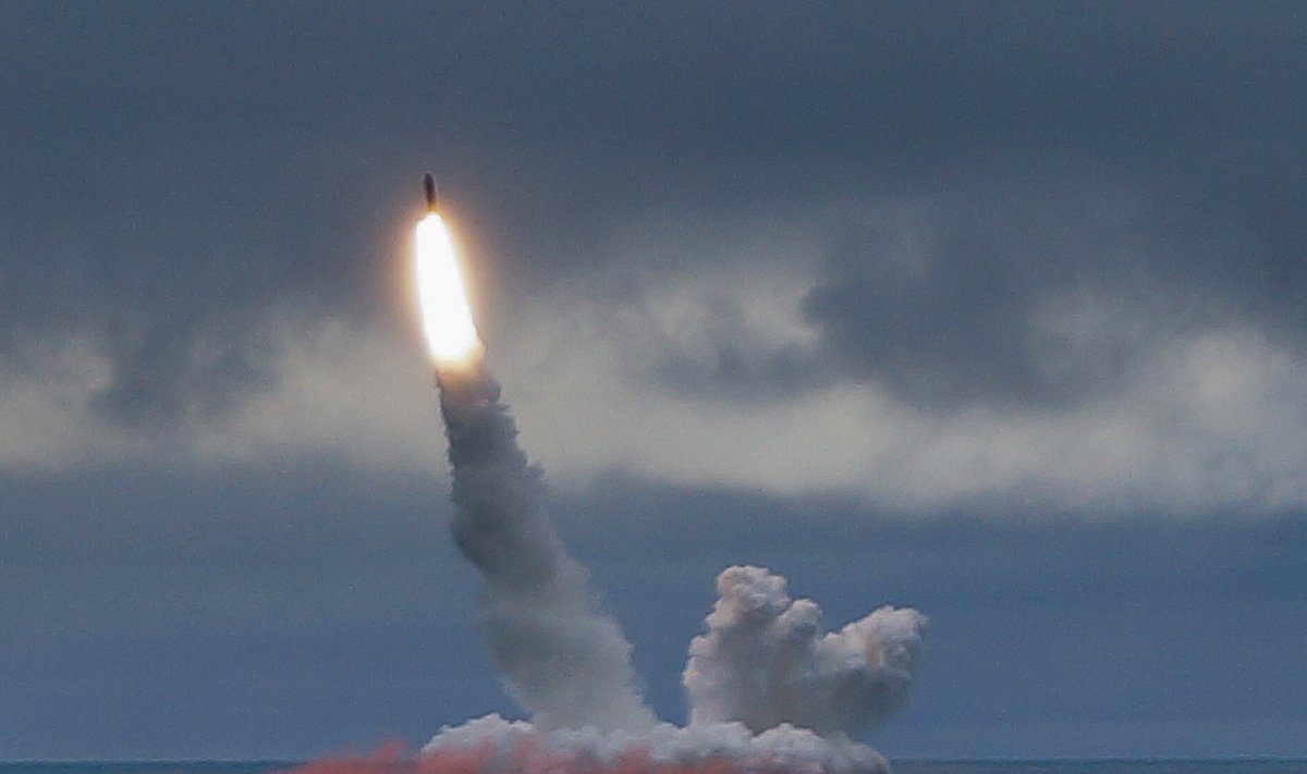 Rusų povandeninis laivas paleidžia balistinę raketą