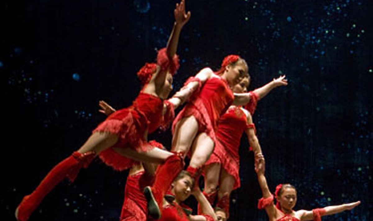 Pekino akrobatų cirko artistų pasirodymas