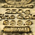 Stiprėjantis doleris nusmukdė aukso kainas iki šešių mėnesių minimumo