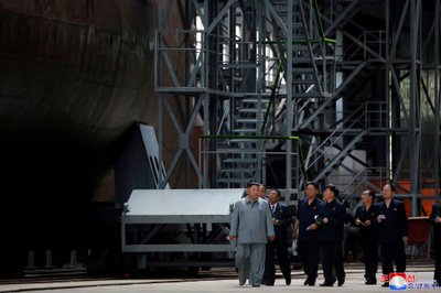 Kim Jong Unas povandeninių laivų gamykloje