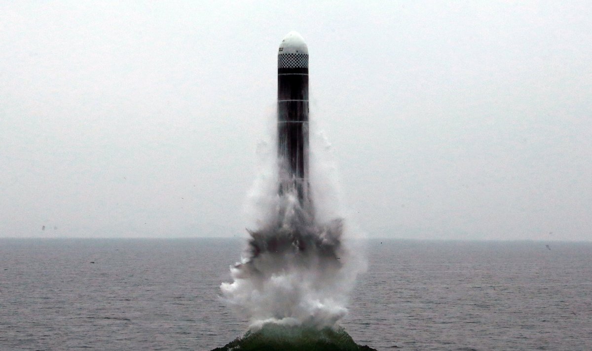 Šiaurės Korėjos povandeninis laivas paleidžia balistinę raketą