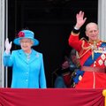 Anglijos karalienė Elžbieta II turi dirbtinę ranką, skirtą mojavimui per iškilmingas eisenas