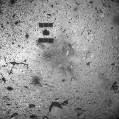 Erdvėlaivis „Haybusa2“ kosmose analizavo asteroidą Ryugu ir parskraidino uolienų pavyzdžius į Žemę. JAXA/HAYABUSA2 nuotr.