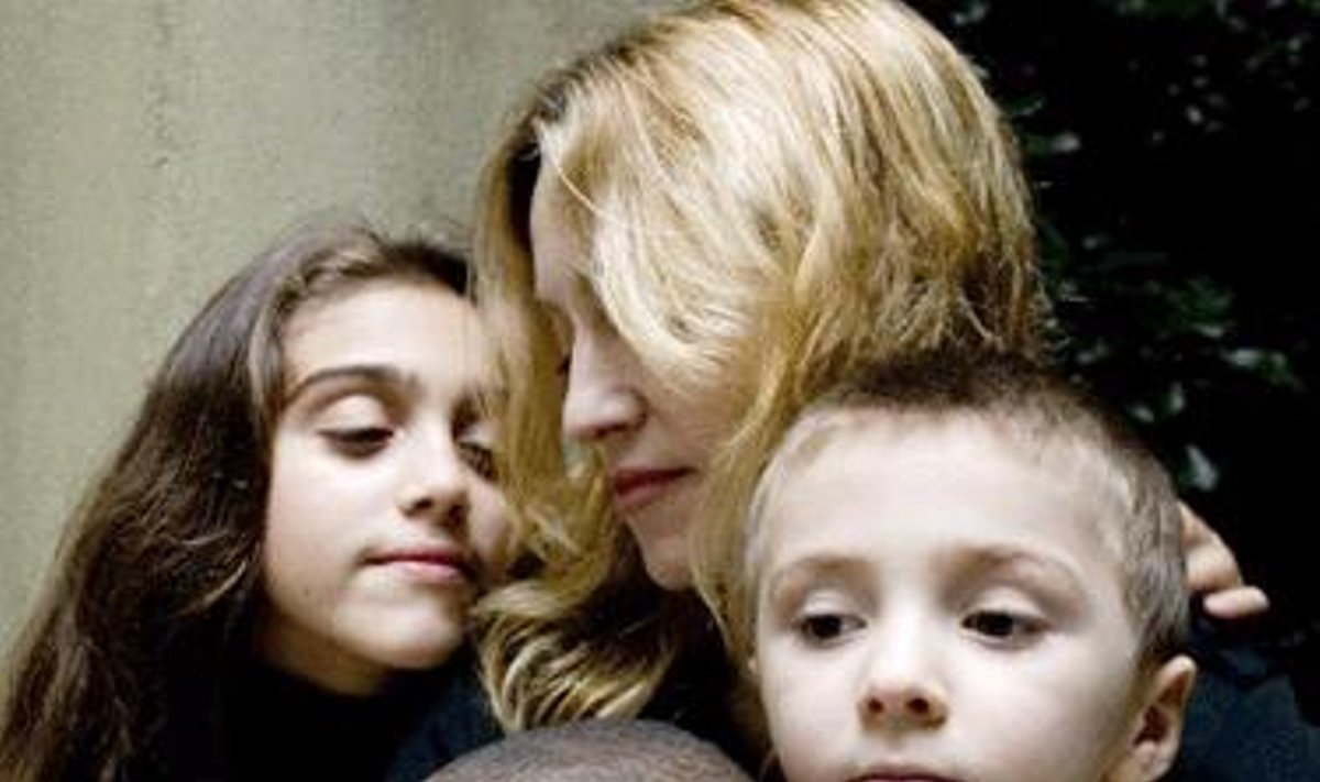 Madonna su vaikais Lourdes ir Rocco bei įsūniu Davidu Banda