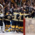 Po dviejų pratęsimų laimėję „Bruins“ - per žingsnį nuo NHL finalo
