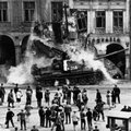 1968 metų protestai: tankai, sutraiškę Prahos pavasarį ir studentų barikados Paryžiuje