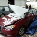Ledo gabalas JAV suniokojo automobilį