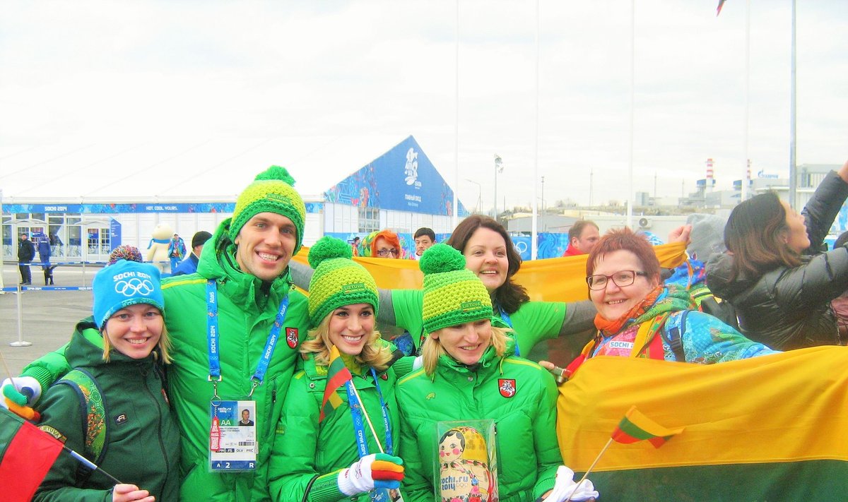 Lietuvos olimpinė delegacija su savanorėmis