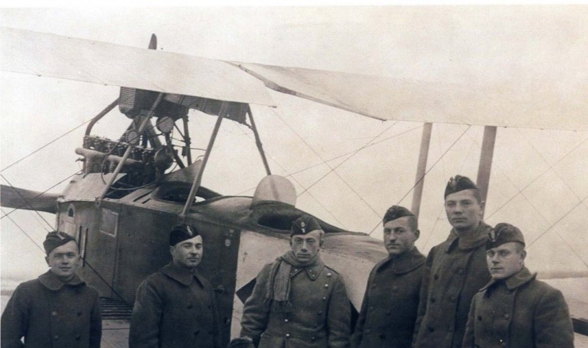 P. P. Hiksa  su savo mokiniais Lietuvos karo aviacijoje