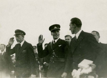 1935-ieji. Pasitinkant transatlantinį lakūną Feliksą Vaitkų. Kairėje – Lietuvos Aero Klubo vicepirmininkas P. Hiksa