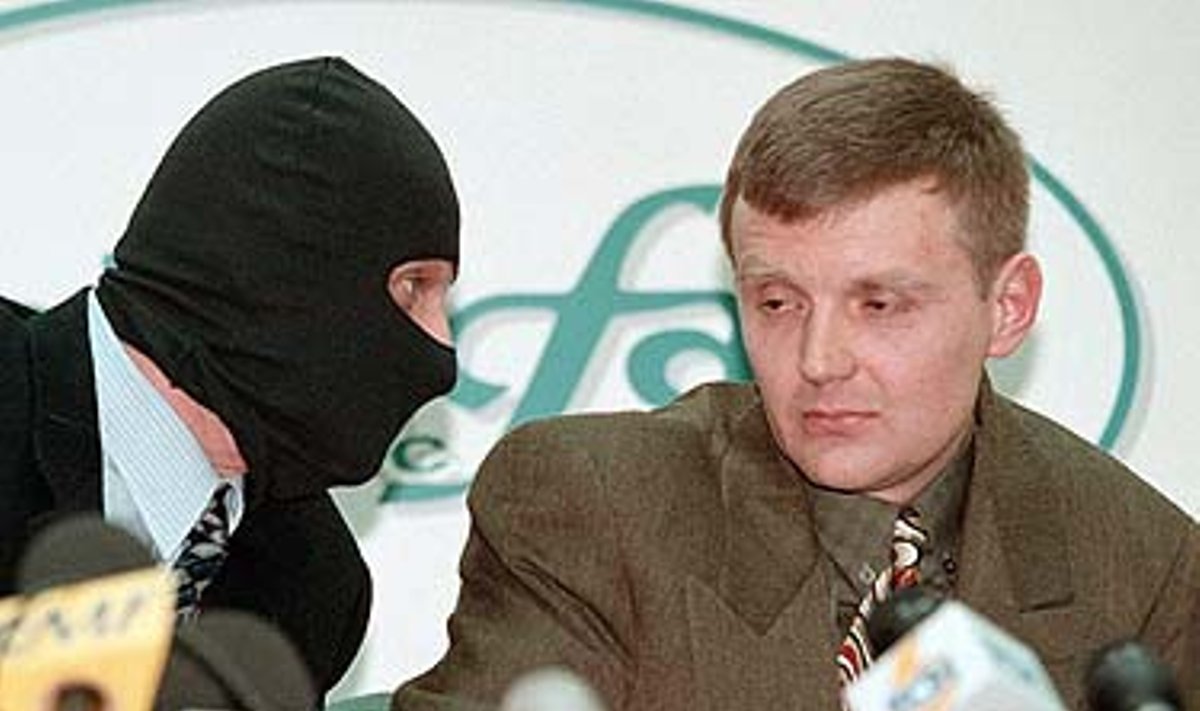 1998 metų lapkričio 17 dieną, kai jis su grupe tarnybos draugų (papulkininkiu Aleksandru Gusyku, papulkininkiu Michailu Trepaškinu ir majoru Andrejumi Ponkinu) spaudos konferencijoje apkaltino Rusijos specialiąsias tarnybas rengus pasikėsinimą į Borisą Berezovskį.