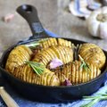 SKANUMĖLIS: česnakinės bulvių „armonikėlės“