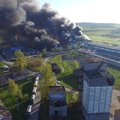 Raseinių rajone kilo milžiniškas gaisras – įmonėje „Norvelita“ siautėja atviros liepsnos