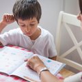 Pedagogė ramina vaikams laiko nebesurandančius tėvus: užuot stengęsi išmokyti skaityti, geriau su jais pažaiskite