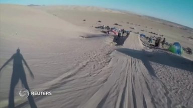 Meksikoje ekstremalaus sporto entuziastai nardė smėlio bangomis