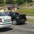 Atostogauti išsiruošusios šeimos „Chrysler“ Vilniuje rėžėsi į policininko „Mazdą“, šio blaivumas sukėlė abejonių
