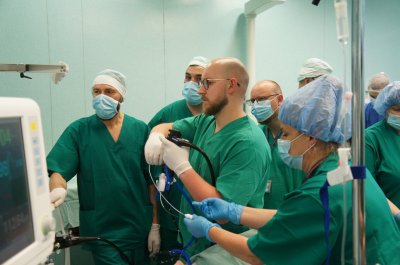 Justas Birutis, asistuojant dr. Lucas Karsenty iš Paryžiaus Amerikos ligoninės, atliko tris pirmąsias endoskopines skrandžio mažinimo operacijas.
