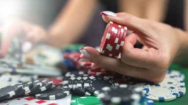 Kokie asmenys gali tapti priklausomi nuo lošimų? Psichologė įvardijo svarbią savybę