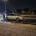 Eismo nelaimė Vilniuje: po smūgio paspirtukas atsidūrė po automobiliu, o jį vairavęs jaunuolis ligoninėje