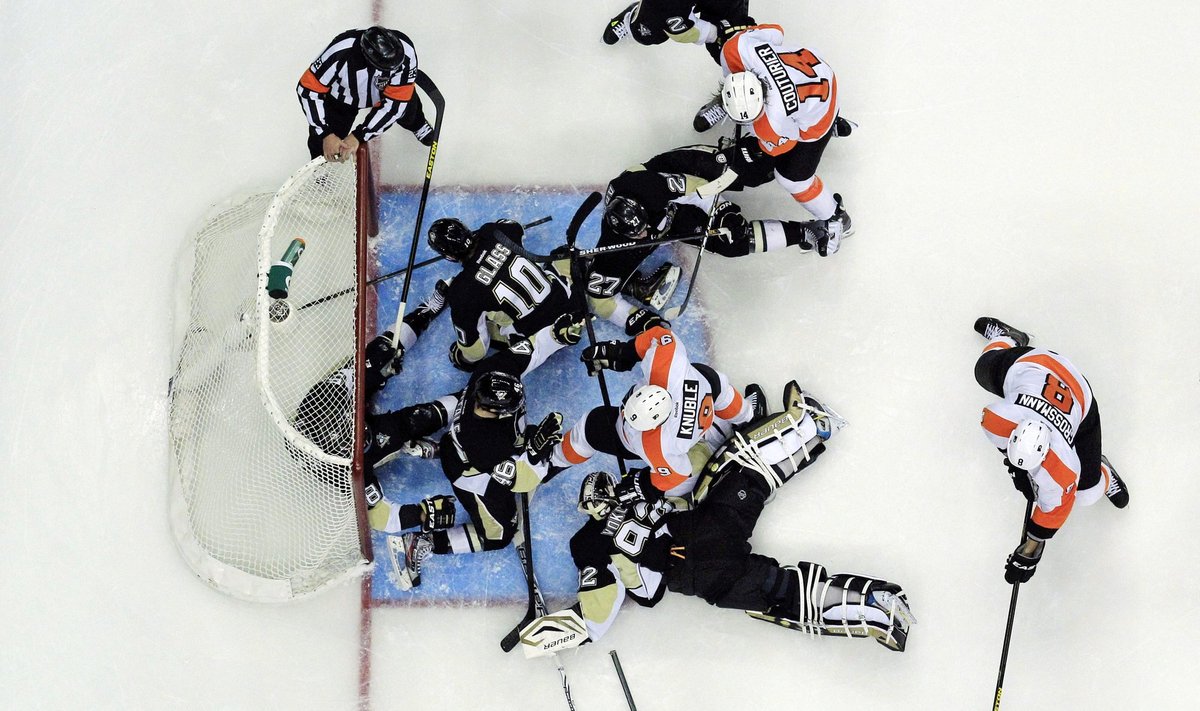 "Flyers" ir "Penguins" klubų mačo momentas
