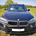 Pievoje paliktą BMW X5 vairuotojas rado apgadintą, tačiau tai nebuvo vandalų darbas