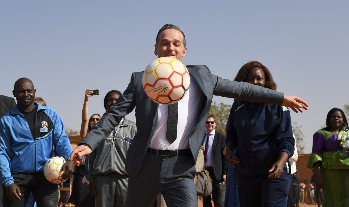 Heiko Maasas Malio sostinėje Vagadugu spardo futbolo kamuolį