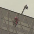 Žmogus-voras įsiropštė į dangoraižį Džakartoje
