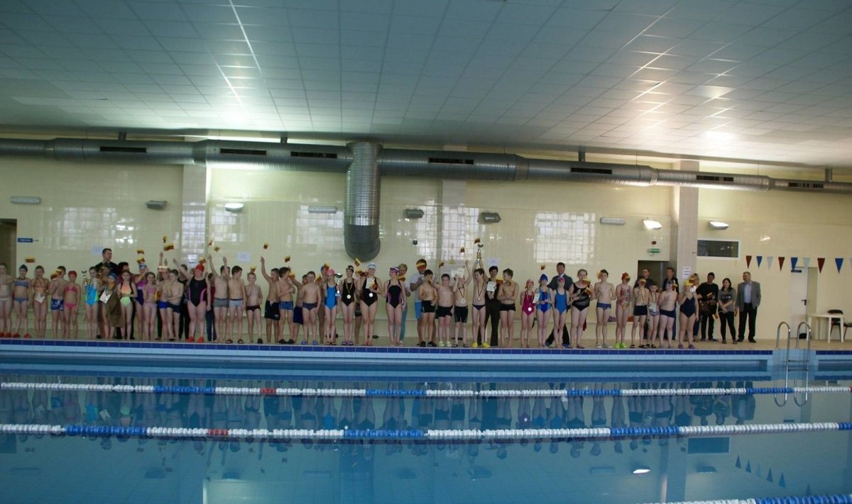 Plaukimo varžybų dalyviai - Kėdainių miesto 3-4 klasių mokiniai