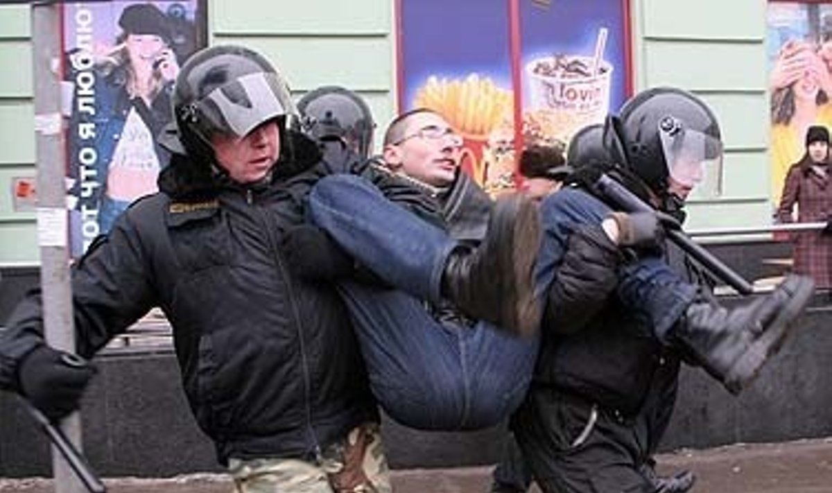 Rusijos milicija sulaiko opozicijos mitingo dalyvį