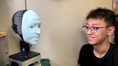 Dirbtinio intelekto pagrindu veikiantis robotas sugeba atkartoti į jį žvelgiančio žmogaus šypseną