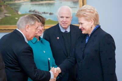 Dalia Grybauskaitė with the US Senators Senators Lindsey Graham, Amy Klobuchar and  John McCain