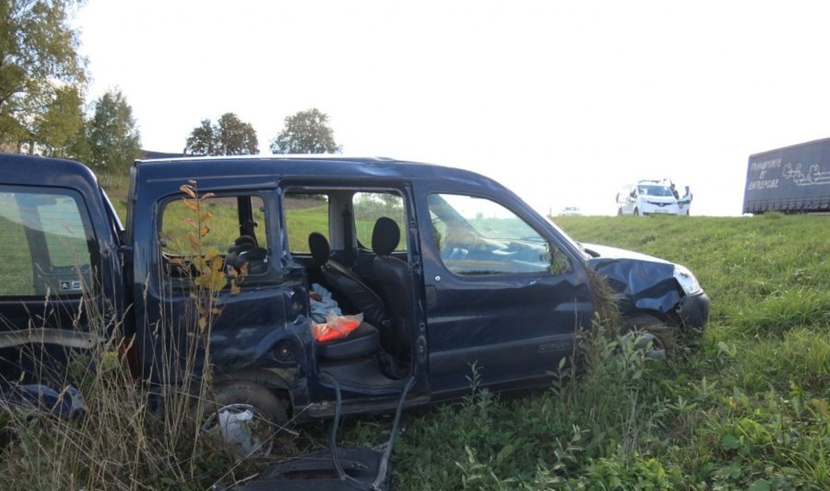 Garbaus amžiaus vairuotojas numušė moters vairuojamą automobilį nuo kelio