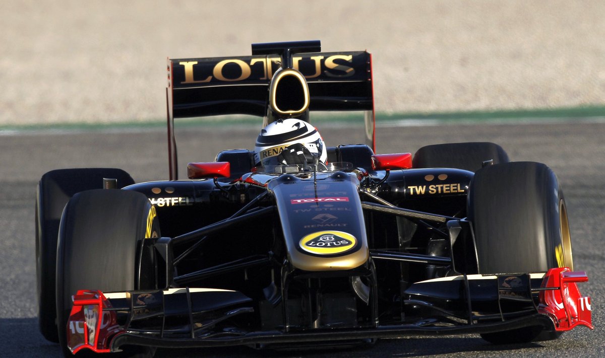 Kimi Raikkonenas su "Lotus-Renault" automobiliu 