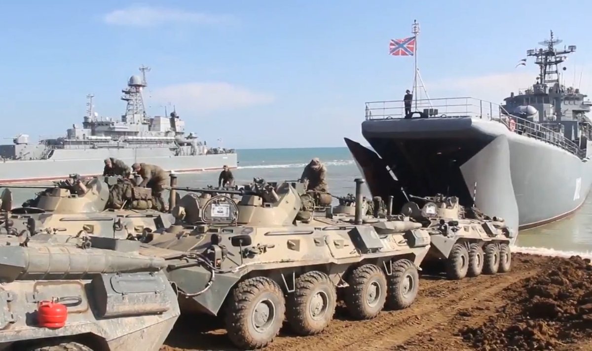 Rusijos desantiniai laivai ir šarvuočiai išvyksta